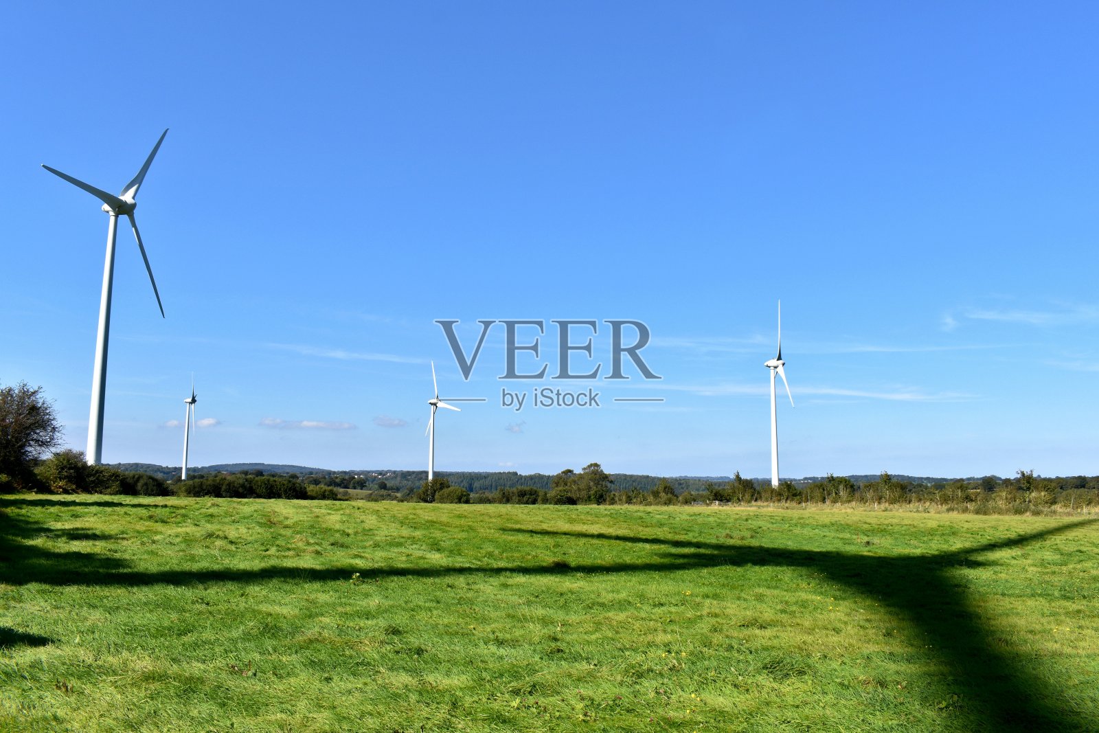 风力涡轮机在一个领域照片摄影图片