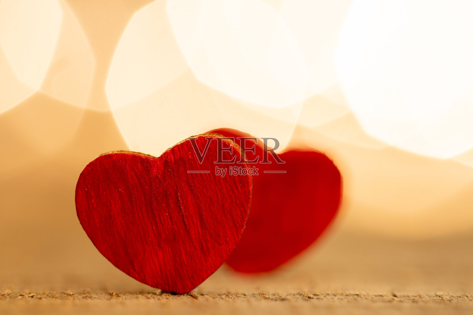 情人节祝福概念：红色木制爱心特写照片摄影图片