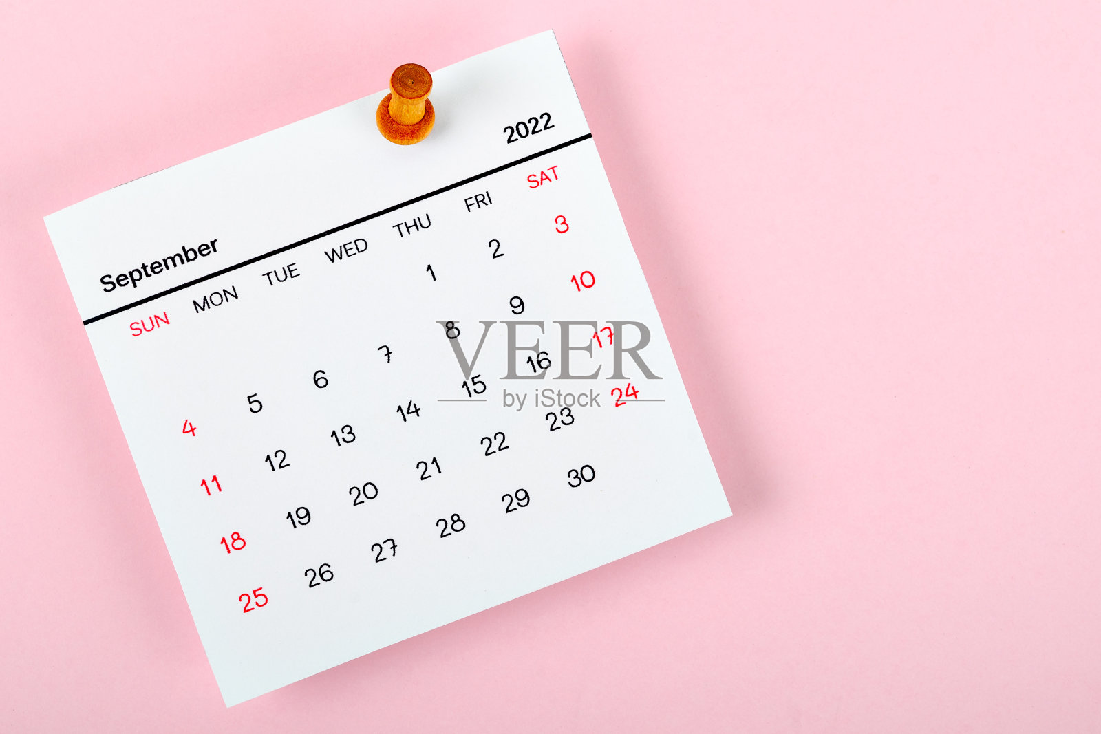 2022年9月挂历台，概念规划与截止日期用图钉钉在挂历日期上。照片摄影图片