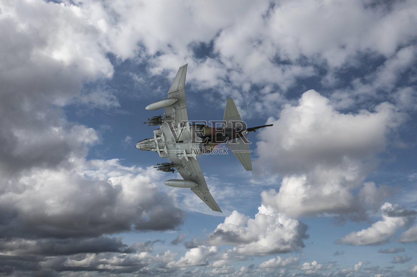 喷气式战斗机飞过云层。照片摄影图片