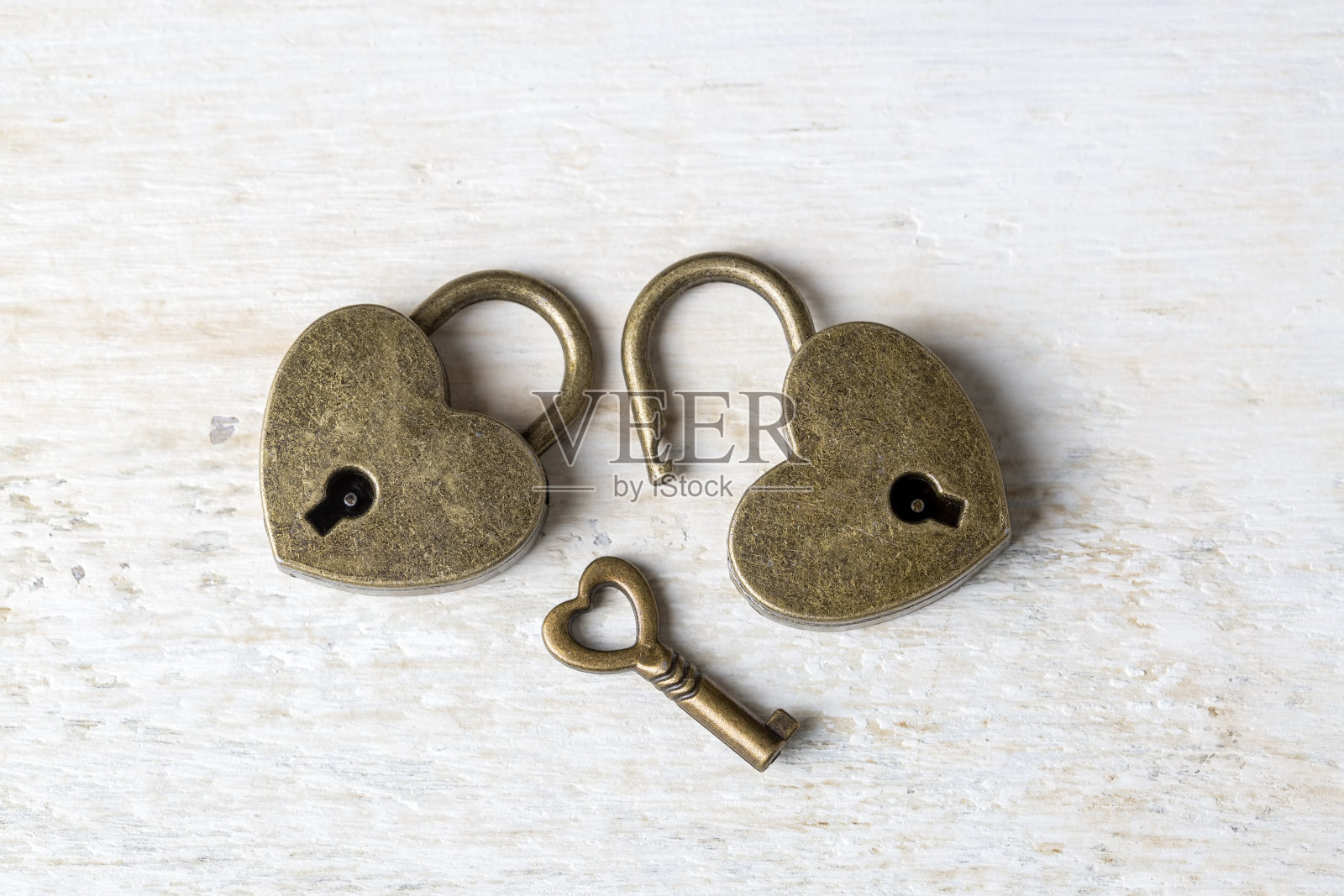 心形的挂锁。情人节的爱情概念。照片摄影图片