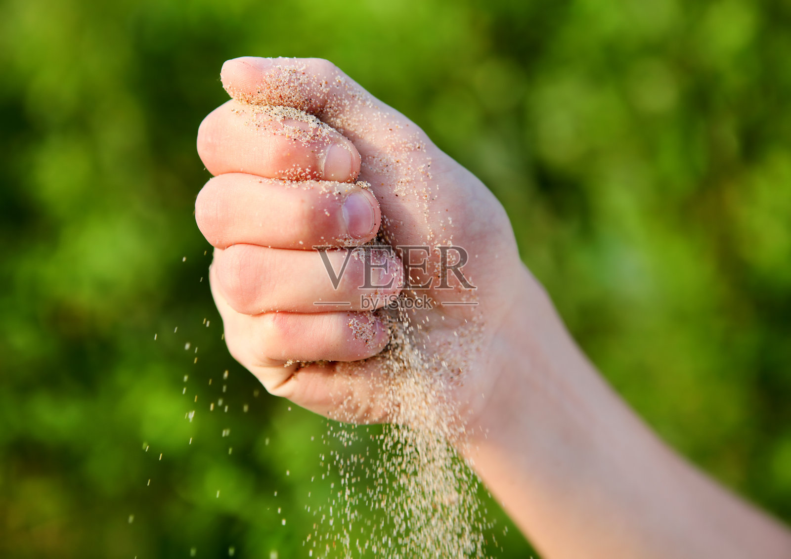 手里的沙子照片摄影图片