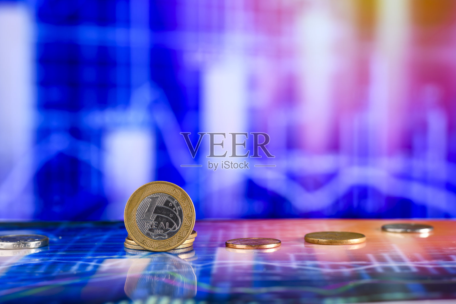 巴西货币币种，上方有金融图表，象征经济和金融市场照片摄影图片