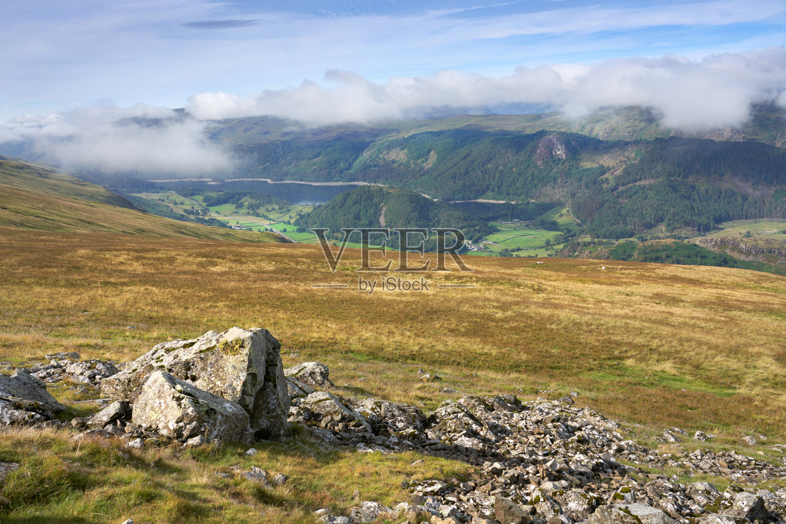 从Calfhow Pike可以看到Thirlmere湖和Great How和Middle峭壁的顶峰。照片摄影图片