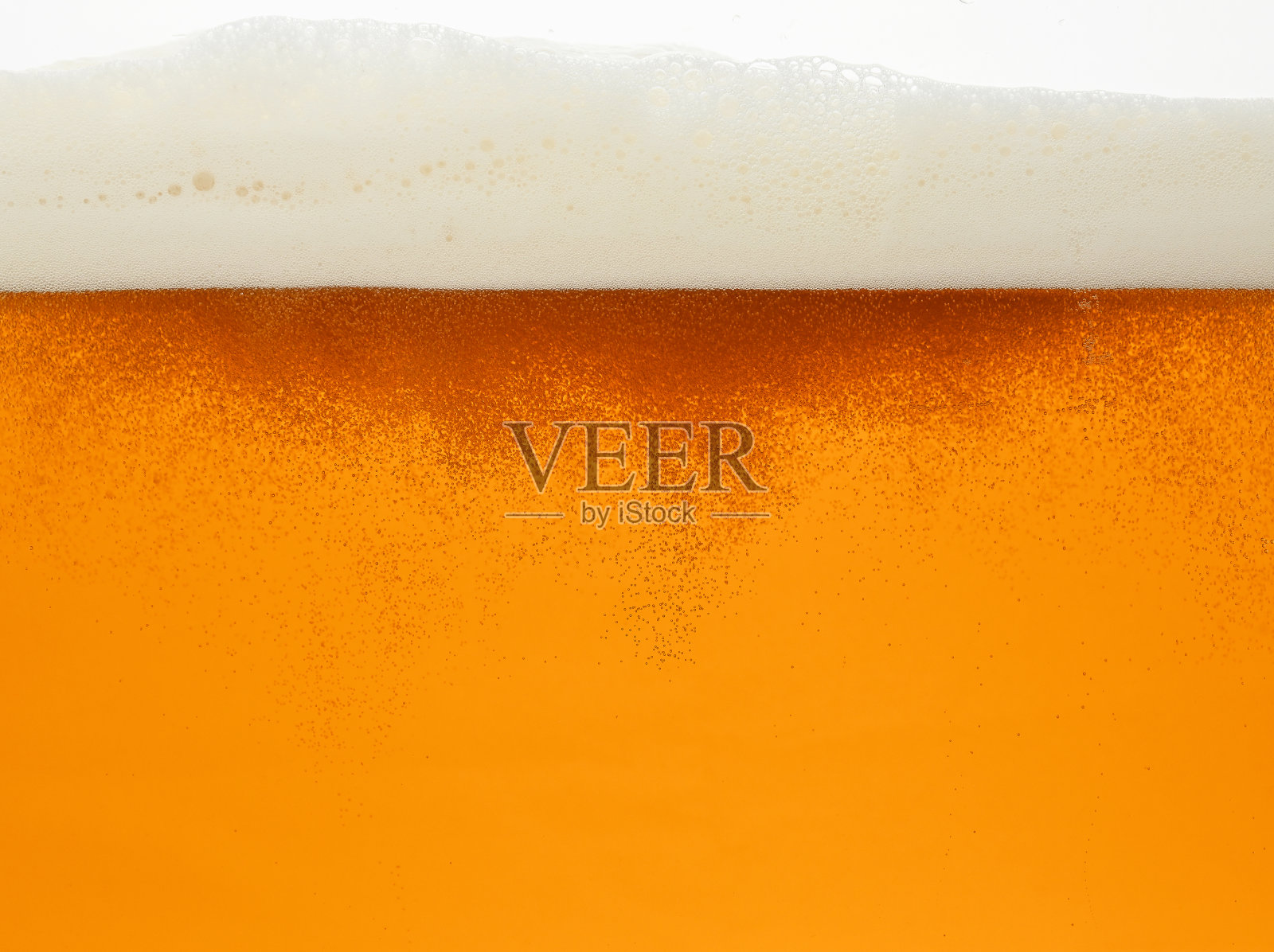 特写背景的啤酒与气泡在玻璃照片摄影图片