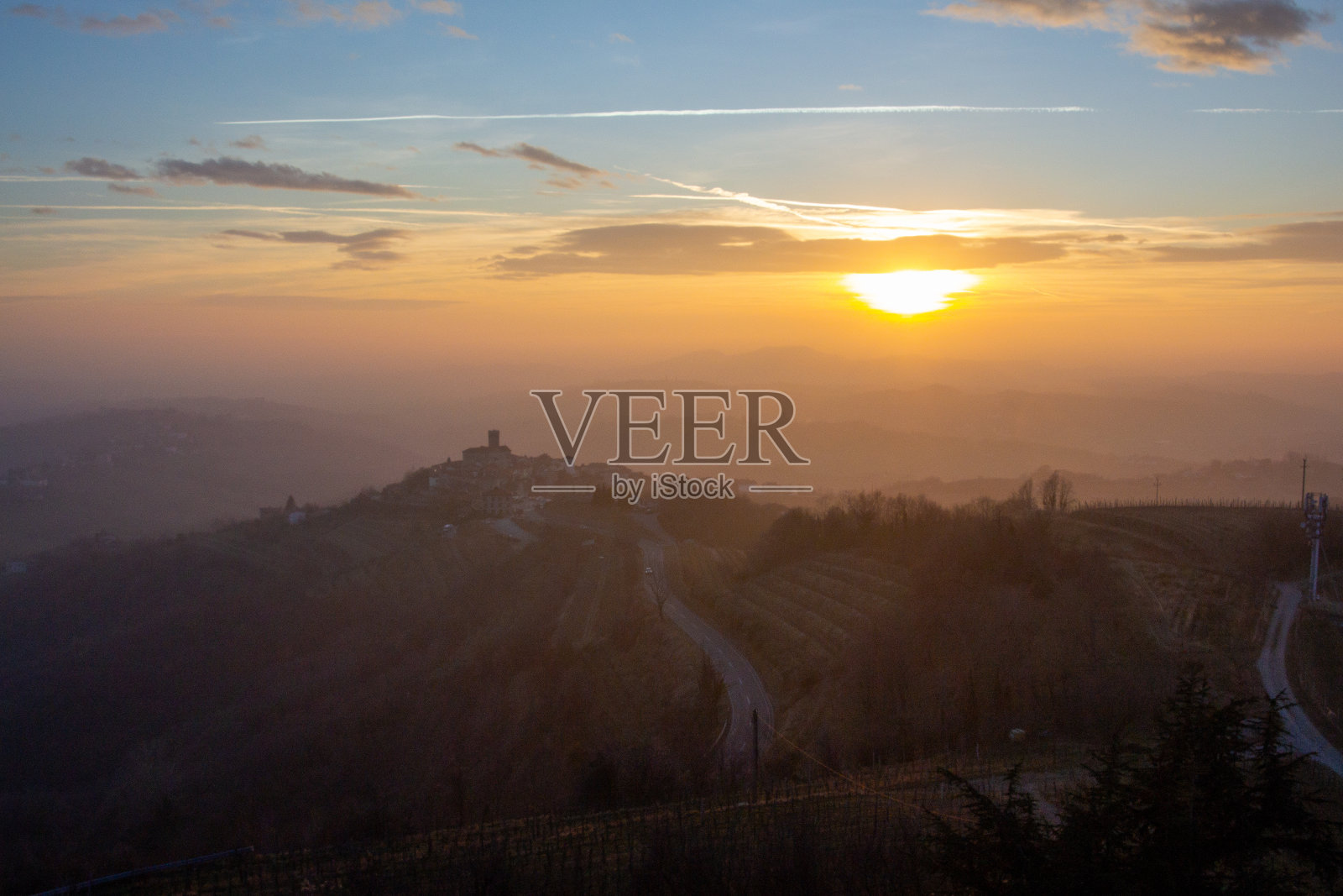 Šmartno -在Goriška brda日落的小镇照片摄影图片