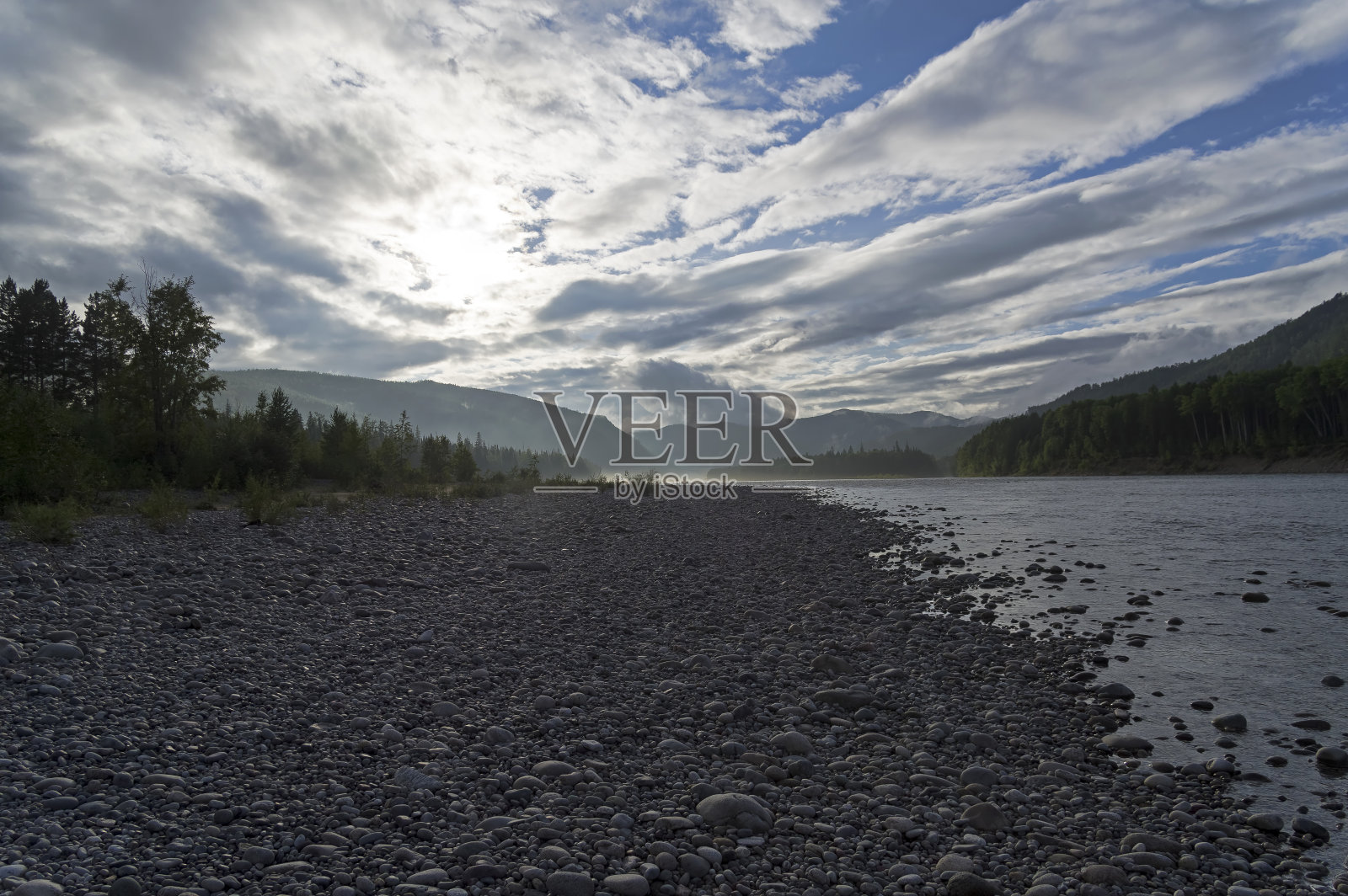河谷上空的云照片摄影图片