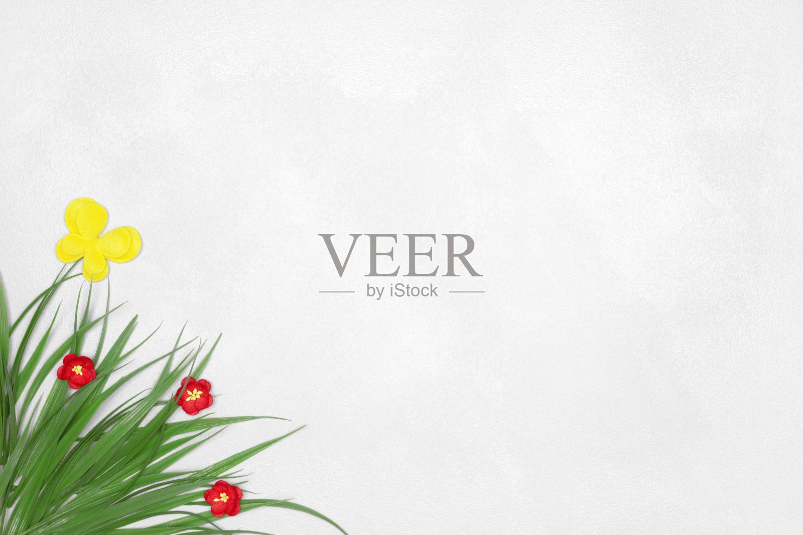 人工装饰绿草、红花、黄蝴蝶。可爱的春天或夏天的背景与复制空间照片摄影图片