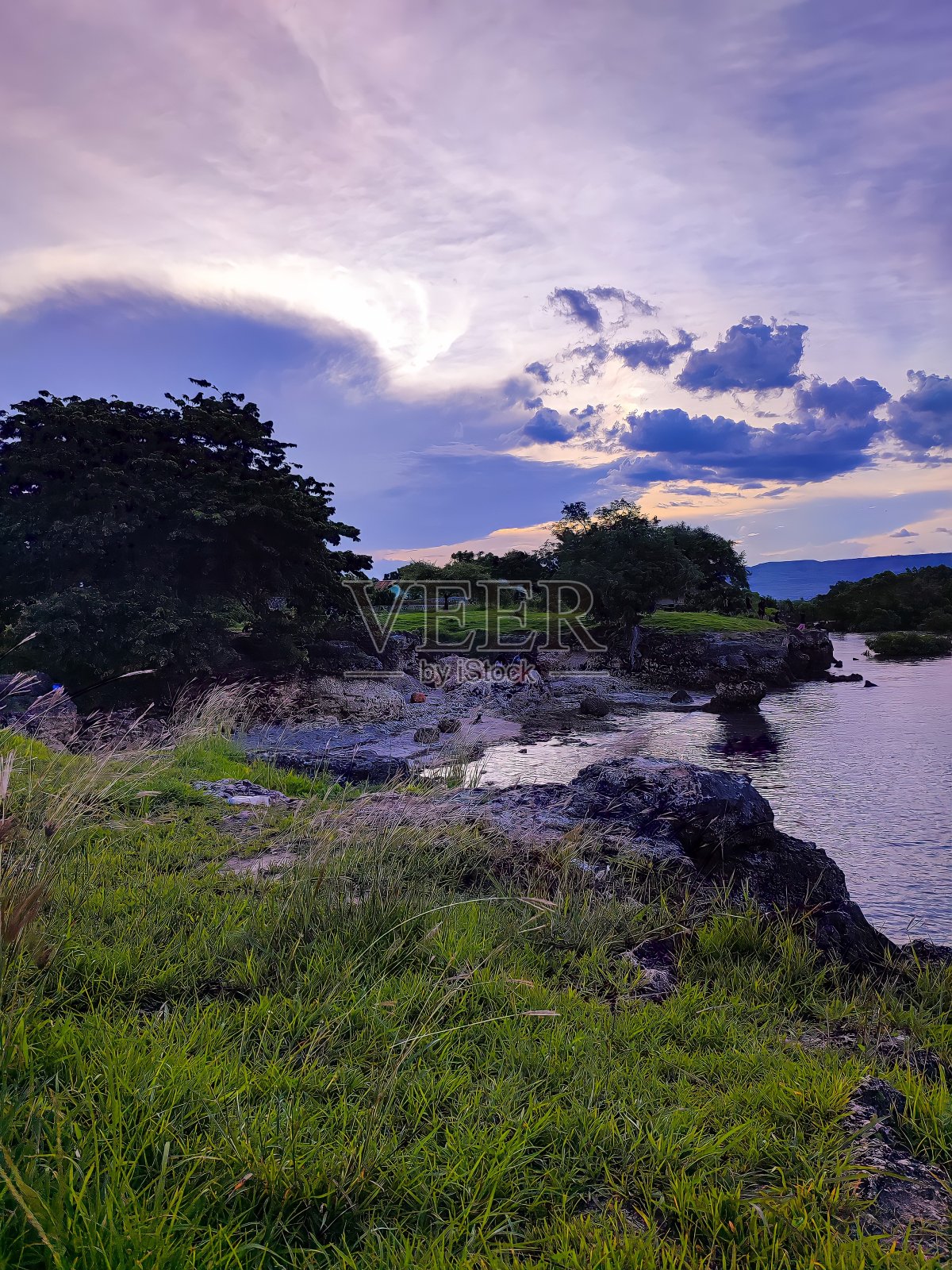 下午，被悬崖和树木和绿色草地包围的海-松巴，2022年1月照片摄影图片