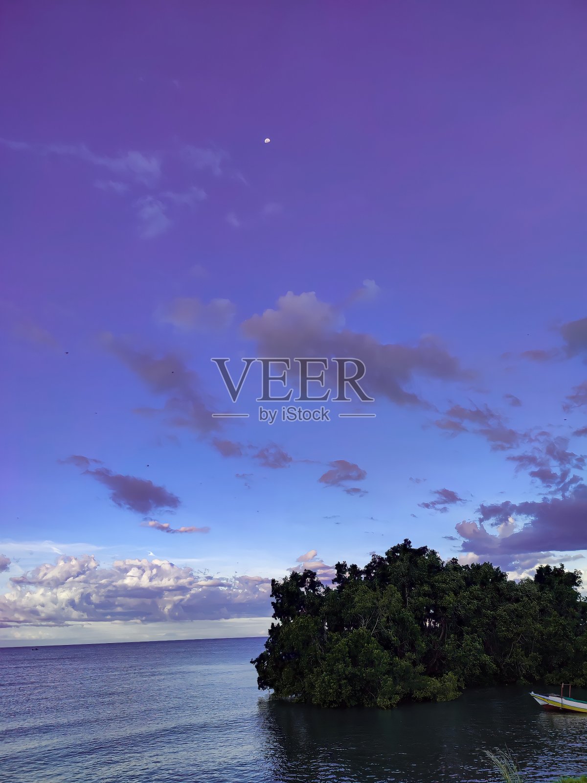 在一个美丽的下午，碧蓝的天空和一些红树——巴图巴永，松巴，2022年一月照片摄影图片