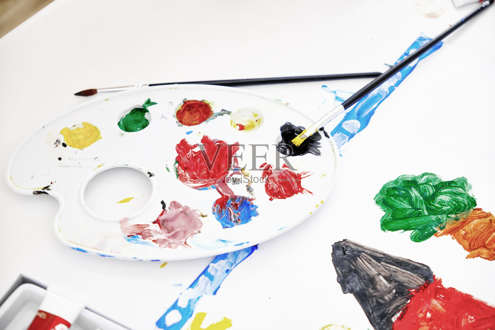 绘画，艺术家调色板和画笔照片摄影图片