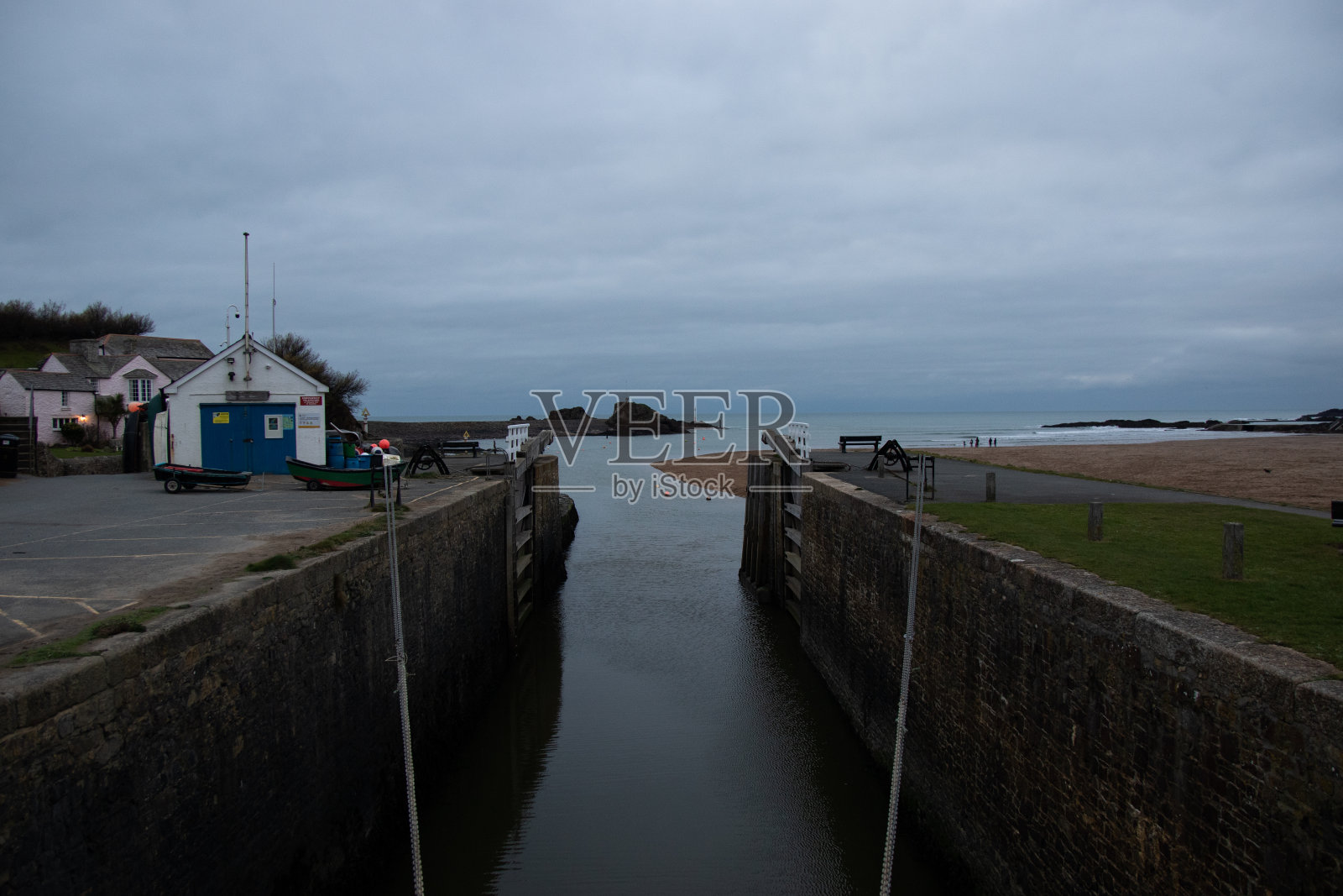 康沃尔郡布德的海闸照片摄影图片