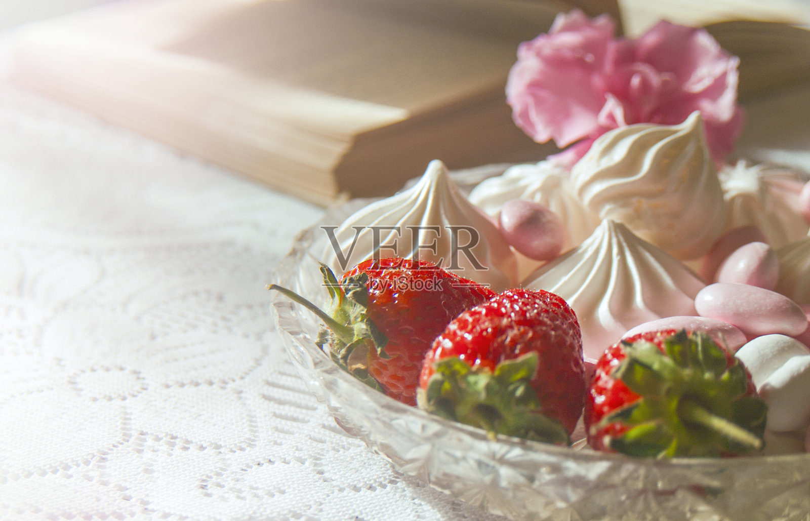 糖果、草莓和诗歌照片摄影图片