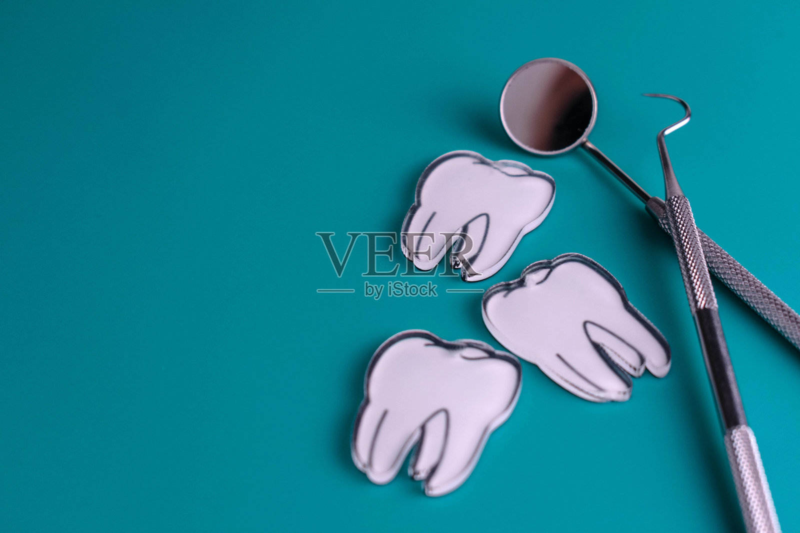 牙科器械和牙齿。去看牙医的概念。副本的空间。照片摄影图片