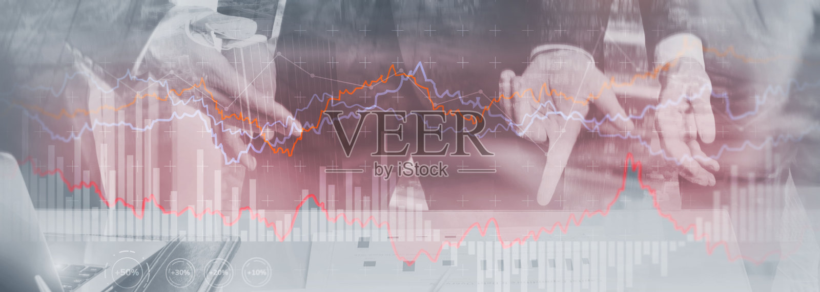 金融、银行和投资概念。双出口堆砌硬币和城市与图形照片摄影图片