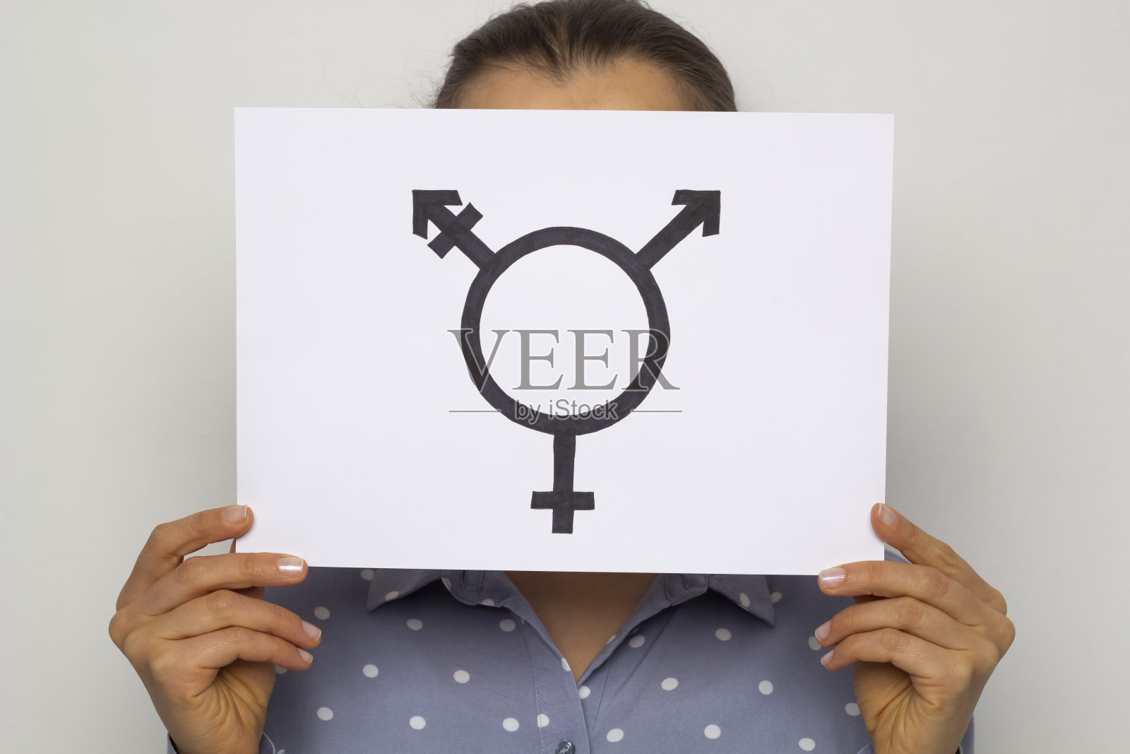 性别平等的概念。手握男性和女性符号。照片摄影图片