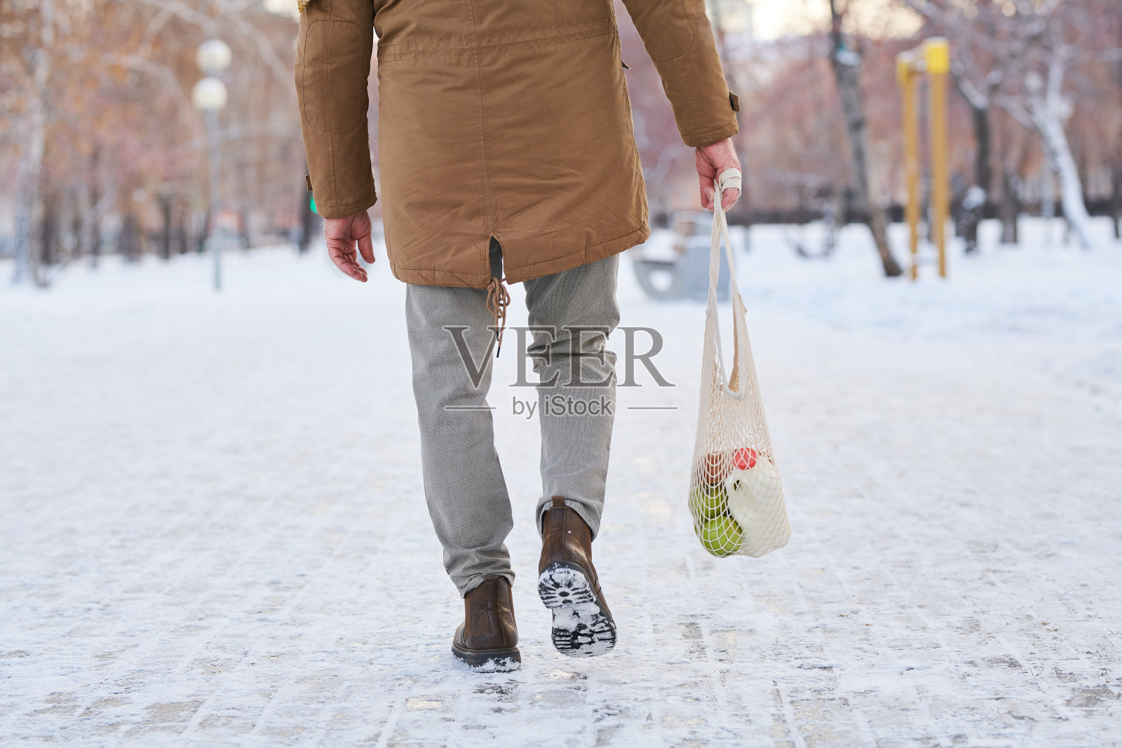 拿着袋子去购物的男人照片摄影图片