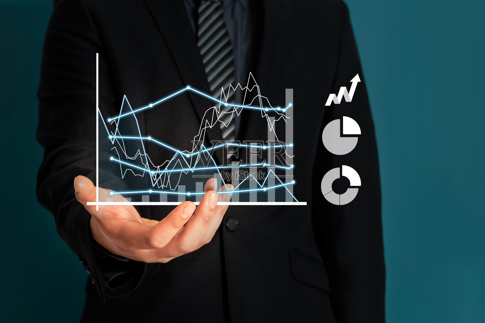展示增长的虚拟图形财务数据的商人或交易员：投资交易照片摄影图片
