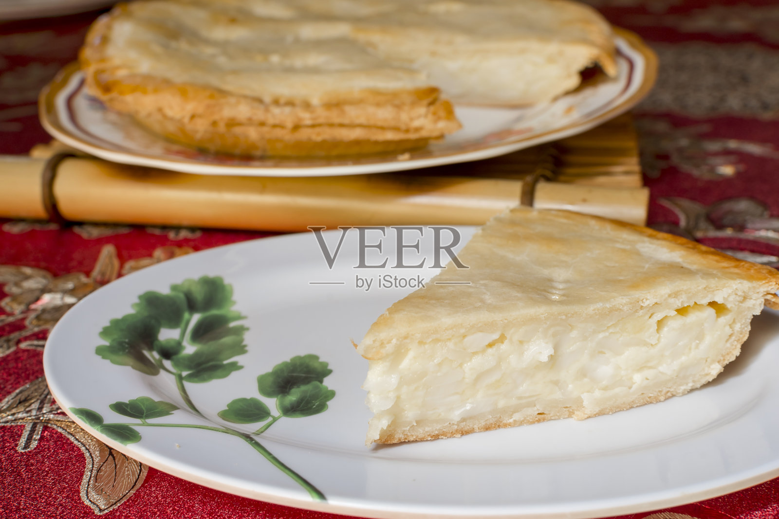 菲律宾椰子派，一种菲律宾风格的椰子派，用新鲜、柔嫩的椰子肉和奶油馅做成，包裹在薄片的饼皮内。照片摄影图片