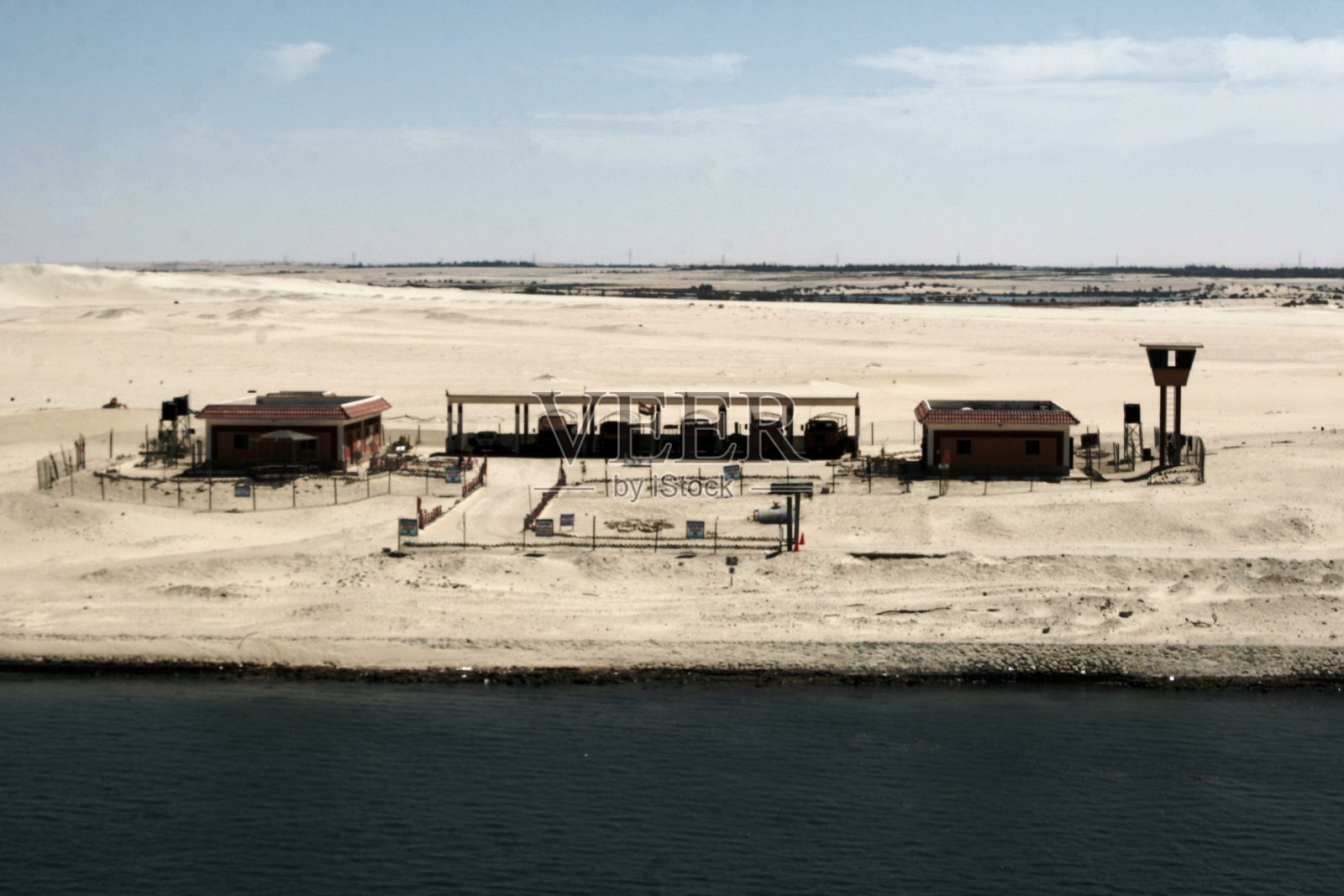 穿越苏伊士运河的通道照片摄影图片