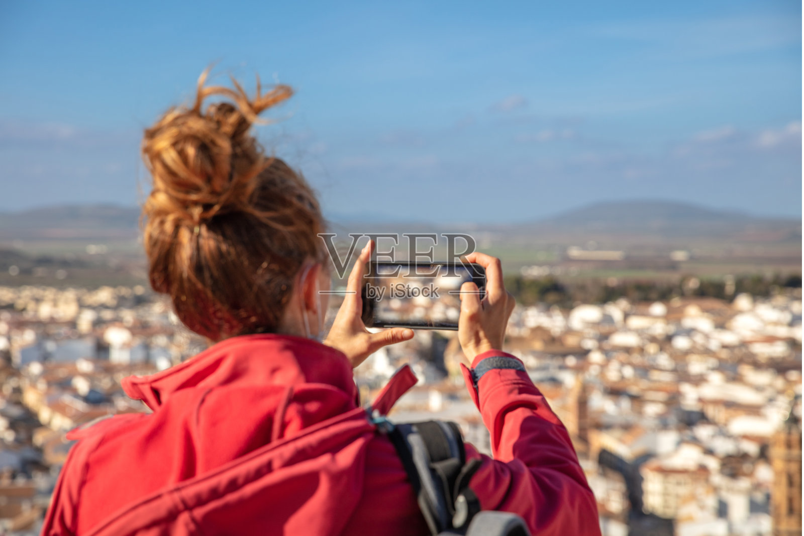 女游客拍摄典型的西班牙城市-安达卢西亚照片摄影图片