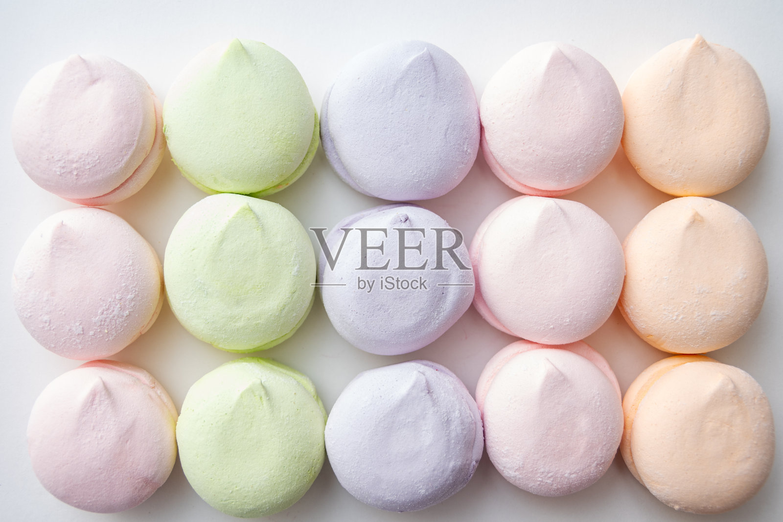 精致的多色粉彩棉花糖图案在一个轻的背景，俯视图，平躺。粉彩棉花糖作背景照片摄影图片