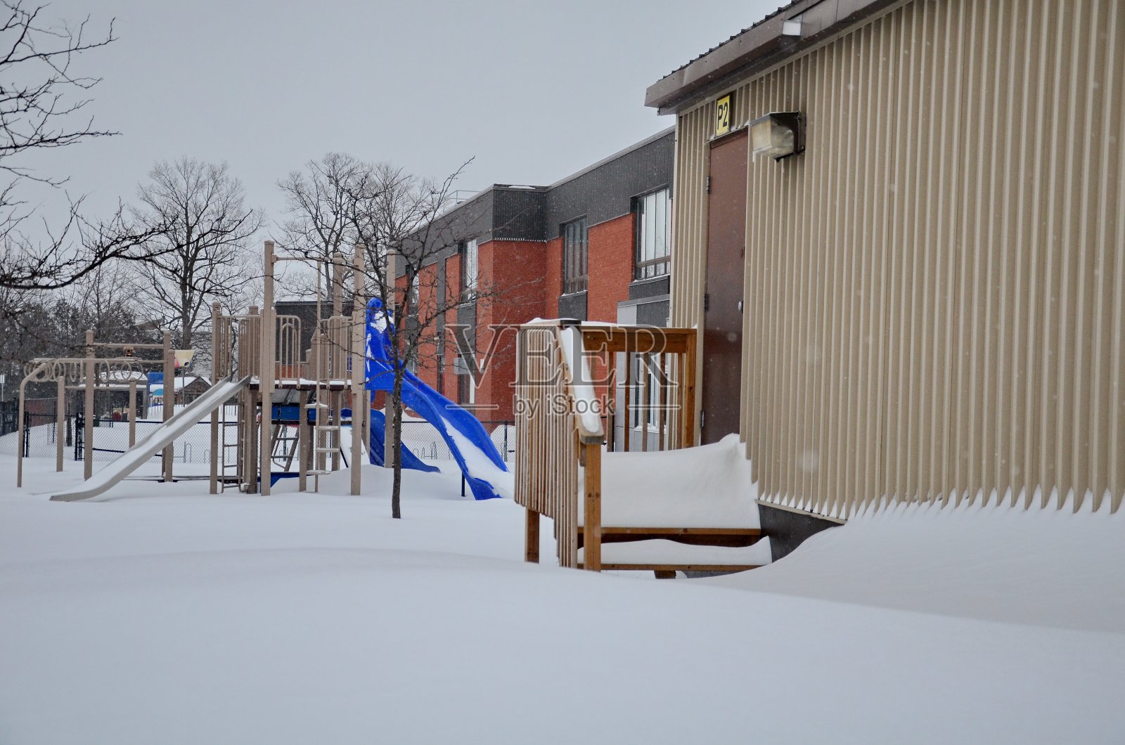 多伦多公立学校外的暴风雪中出现了极端降雪照片摄影图片