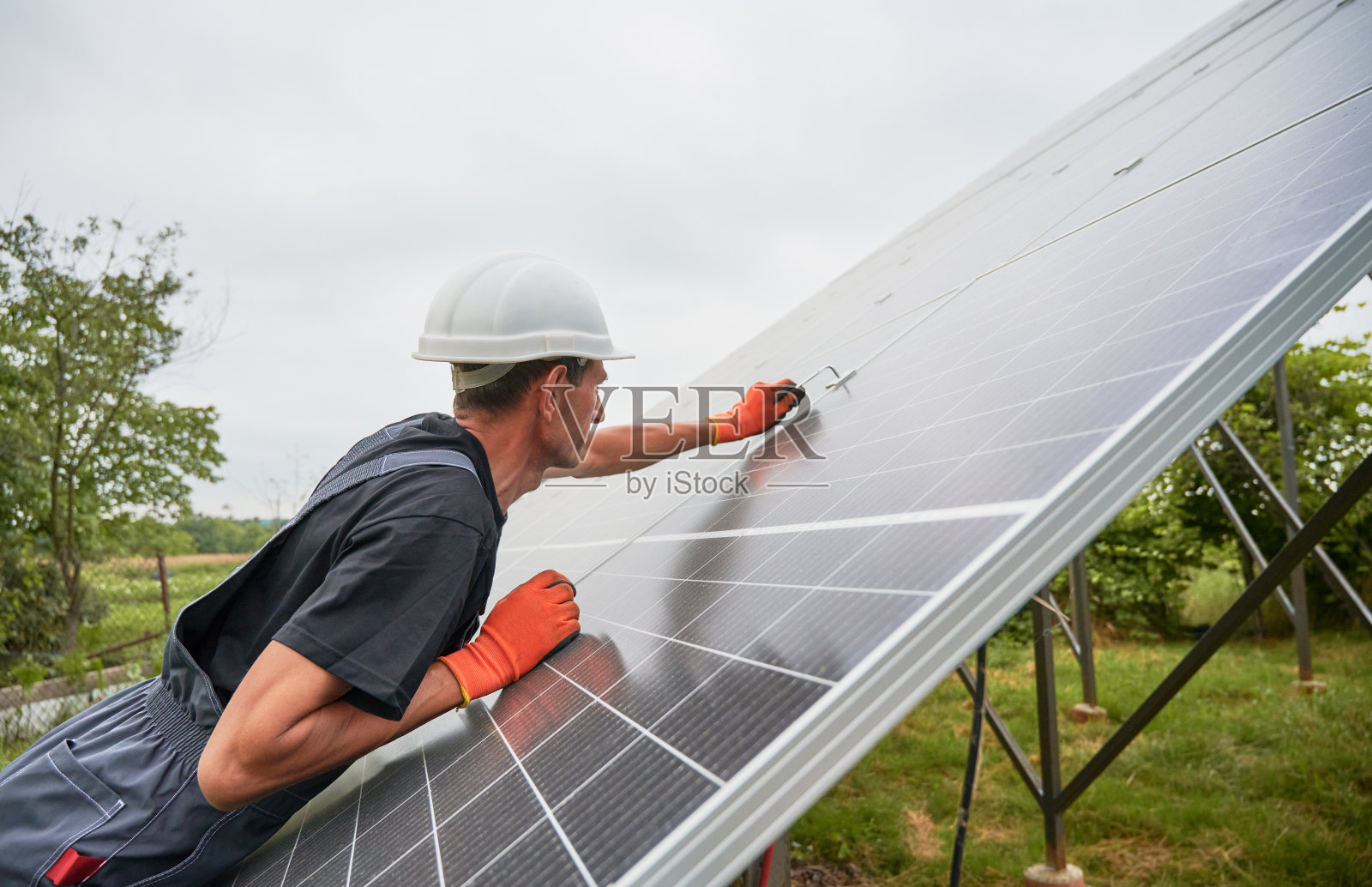 安装太阳能模块的人员。照片摄影图片