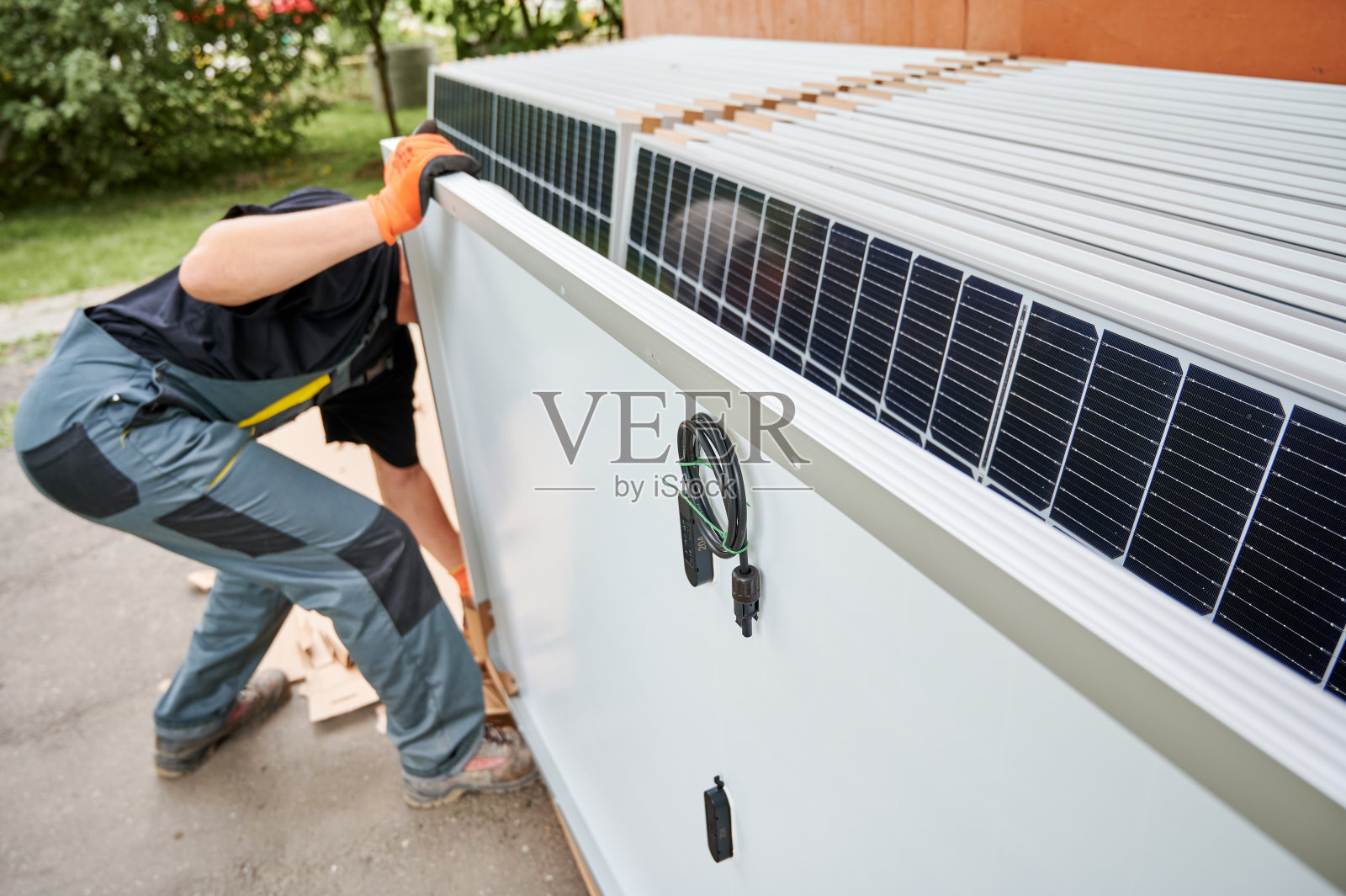 负责运送和安装太阳能电池板的人员照片摄影图片