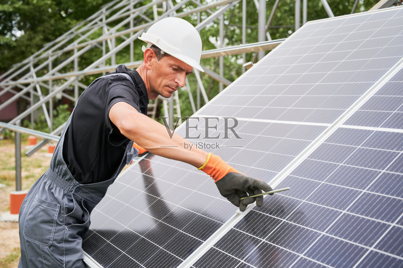 安装光伏太阳能电池板的技术人员。照片摄影图片