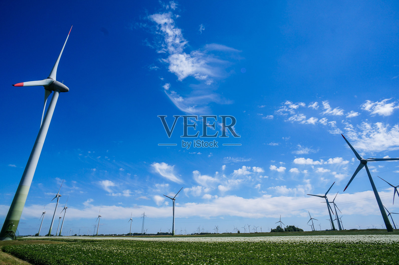 在北欧的挪威，斯堪的纳维亚的绿色田野里，风力涡轮机照片摄影图片