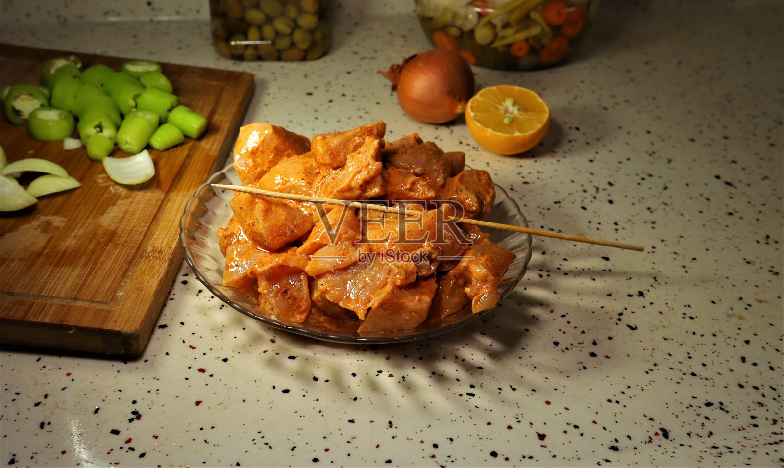 准备烤肉串（鸡肉）：烤肉串是多种烤肉菜肴，起源于中东美食，烹饪照片摄影图片