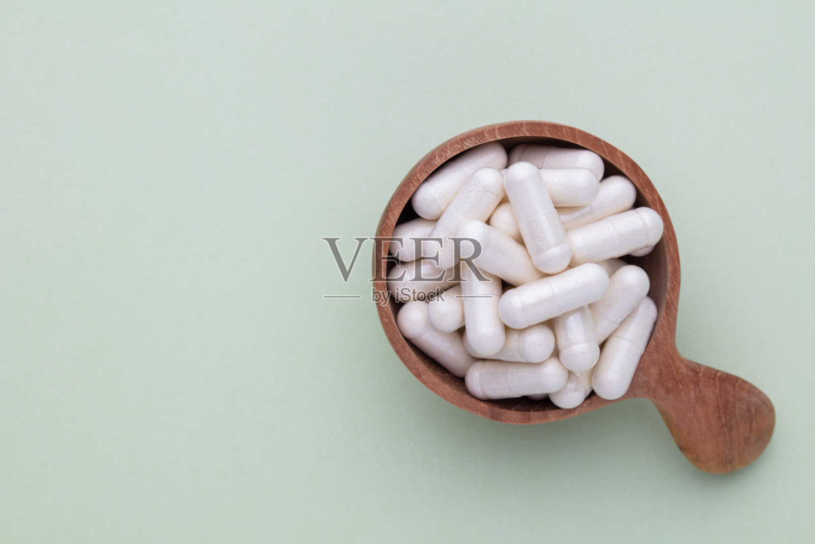 顺势疗法药物补充。替代医学。维生素胶囊。照片摄影图片