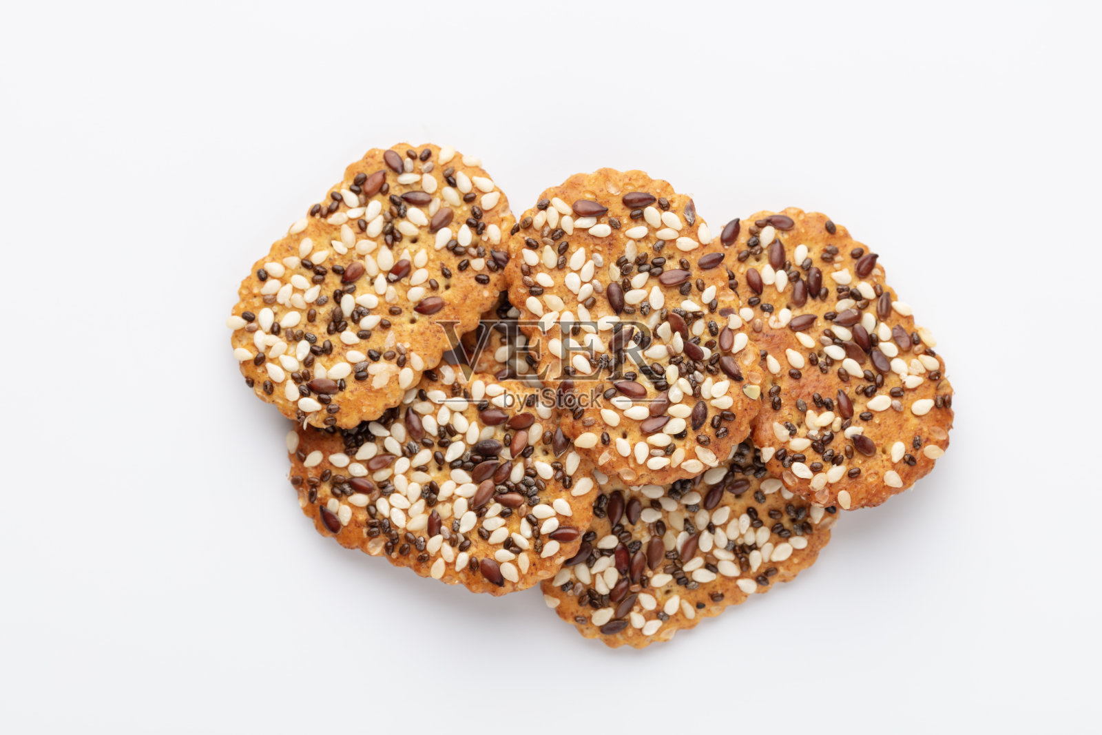 白色背景上有种子的美味饼干。照片摄影图片