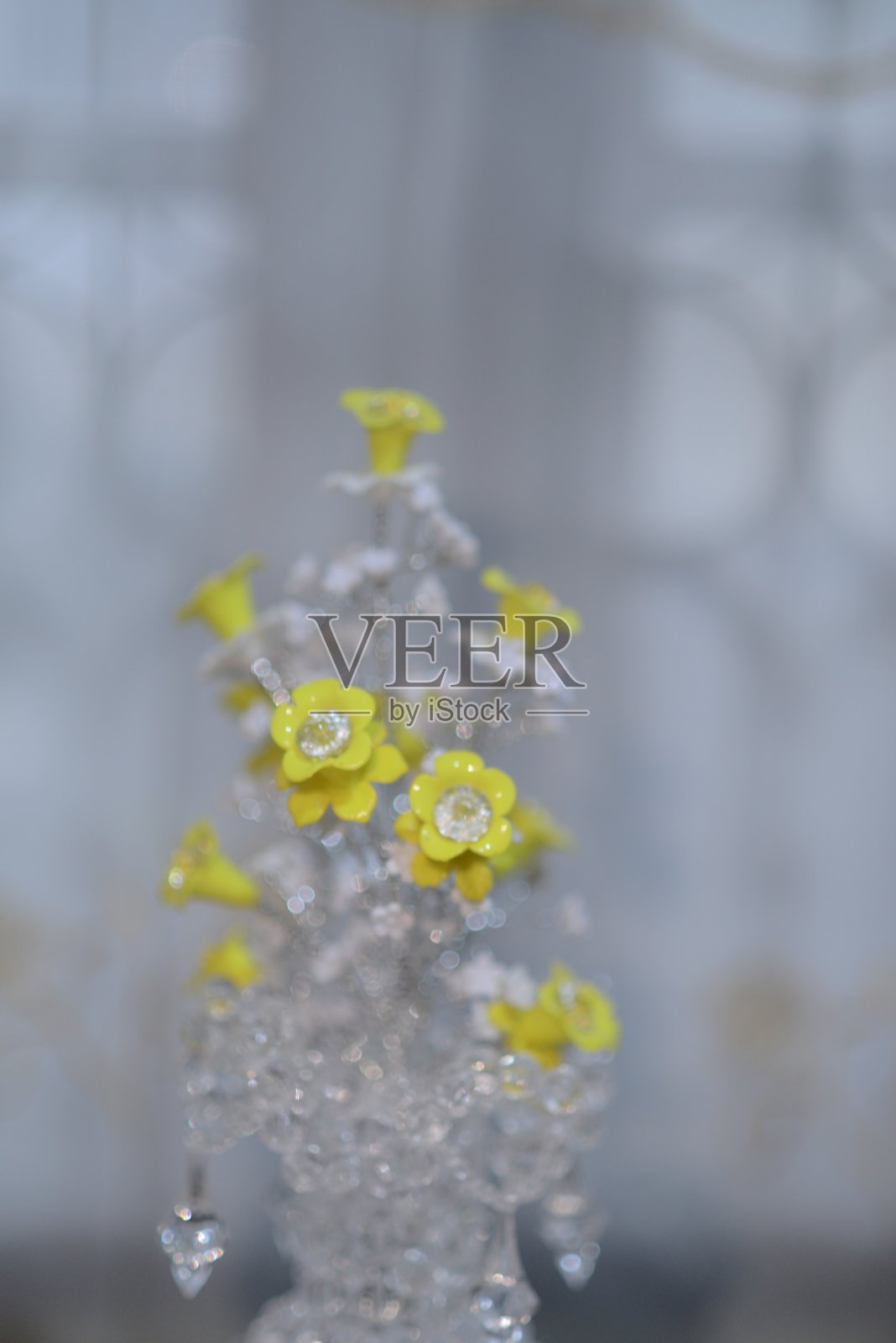 花瓶上有珠子和黄花照片摄影图片