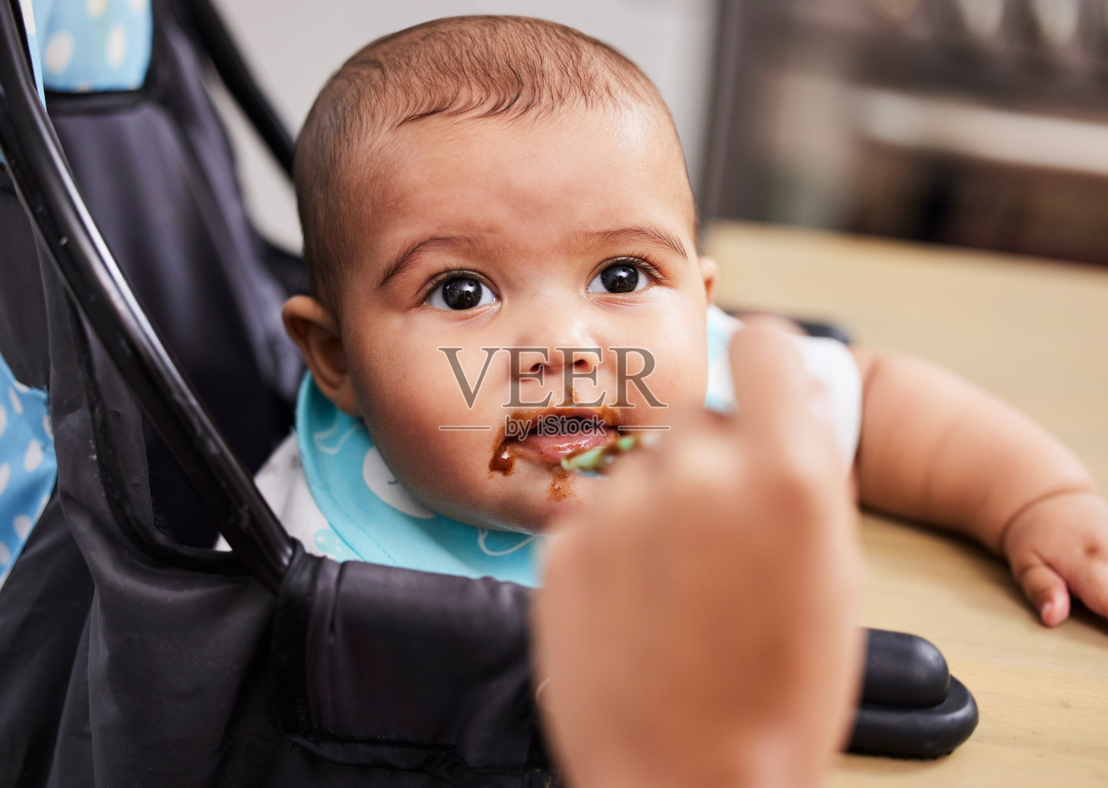 一个母亲正在喂她可爱的小男孩照片摄影图片