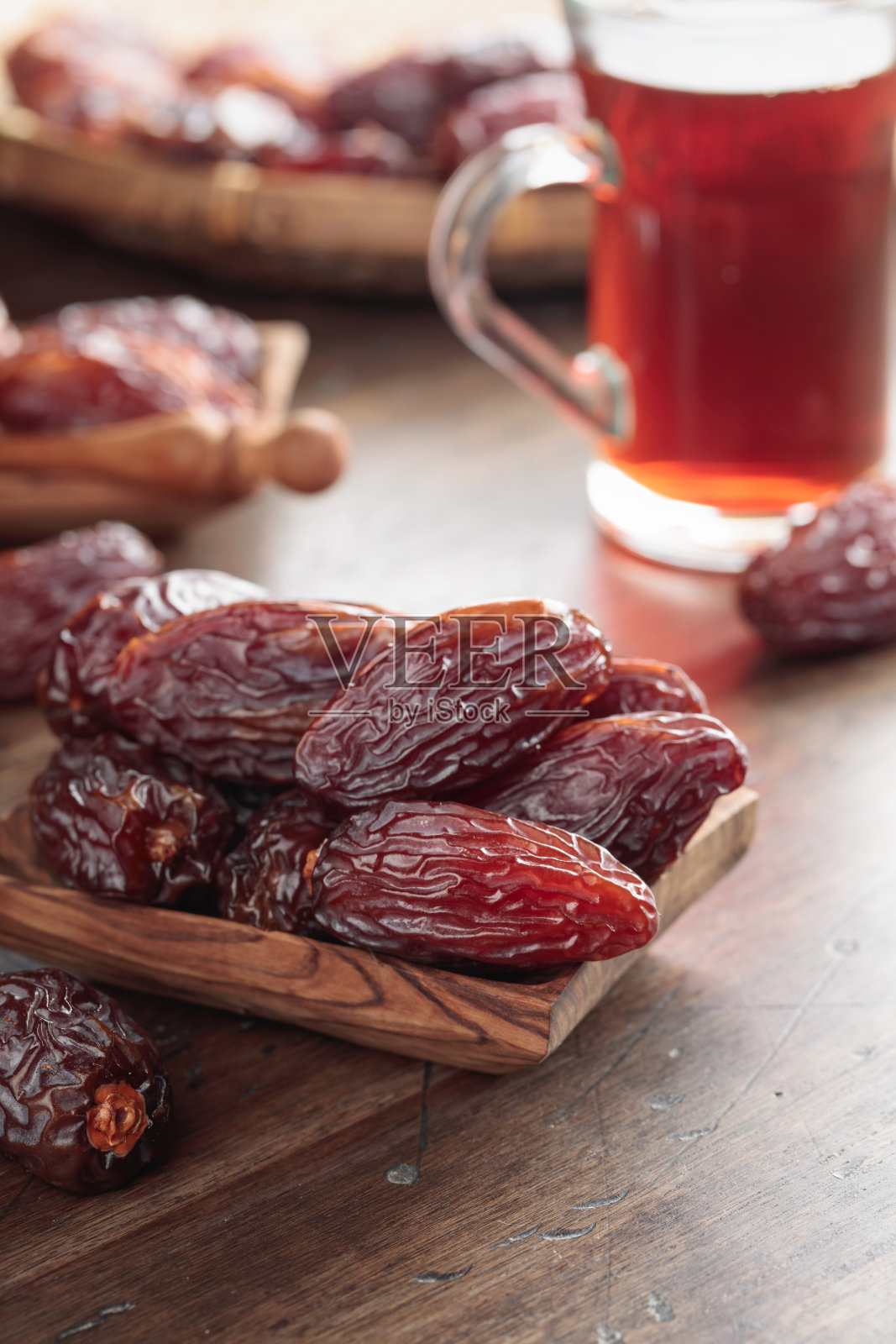 茶和干枣。照片摄影图片