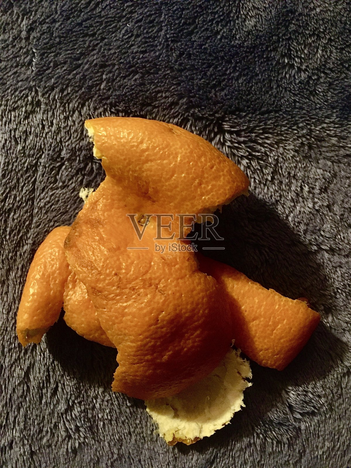 橘皮铺在蓝色的床单上。光线和阴影。照片在电话中。照片摄影图片