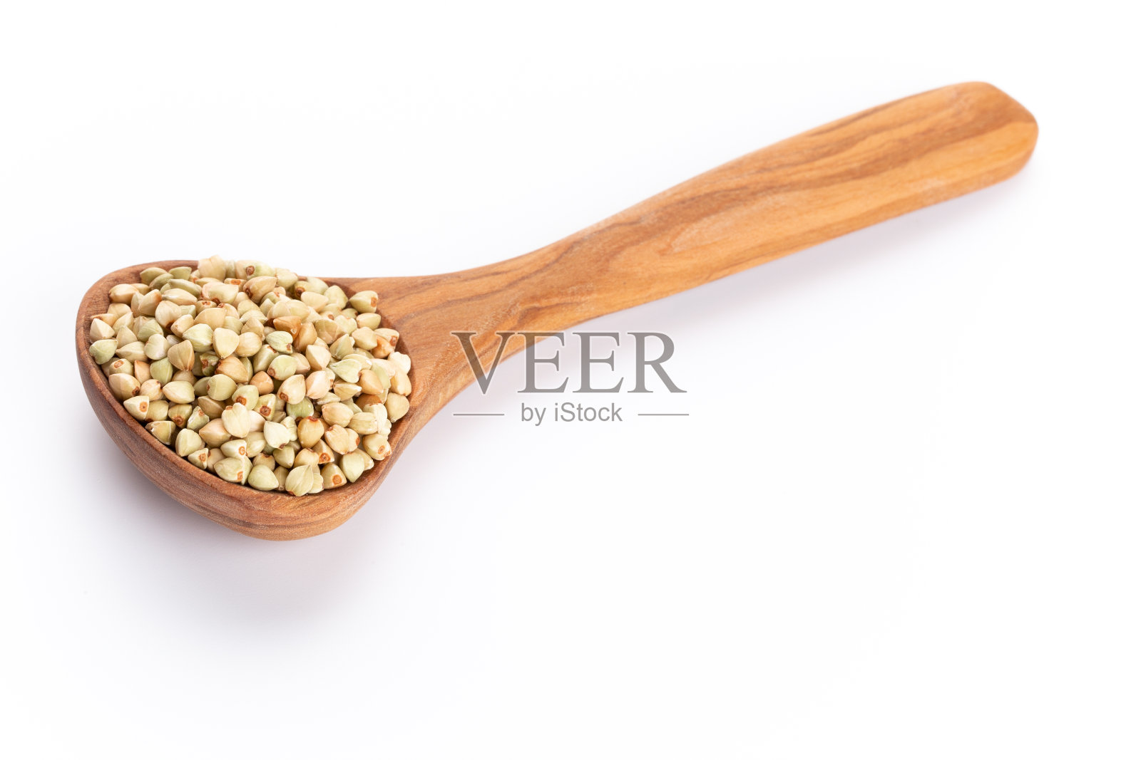 生荞麦和木勺在白色的背景。照片摄影图片