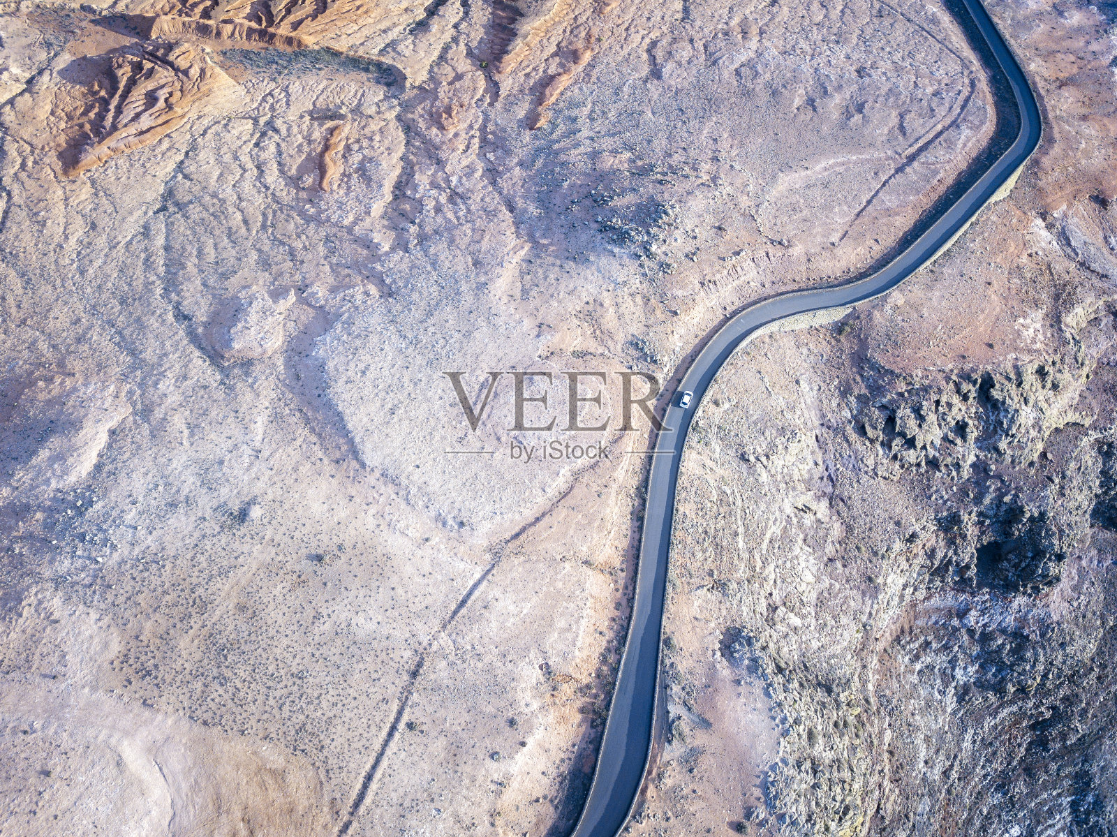 从兰萨罗特岛北端鸟瞰，俯瞰通往米拉多尔德尔里约热内卢的道路。锯齿状的海岸和悬崖照片摄影图片