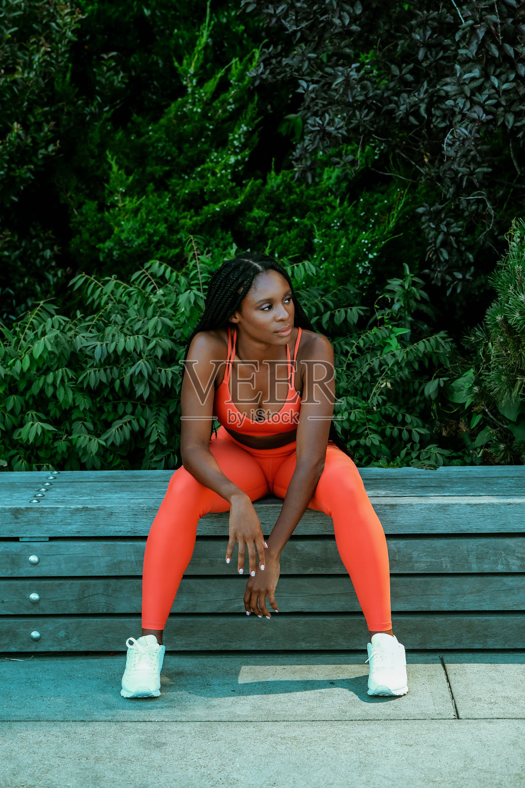 美丽的年轻女子跑步者户外运动服装伸展照片摄影图片