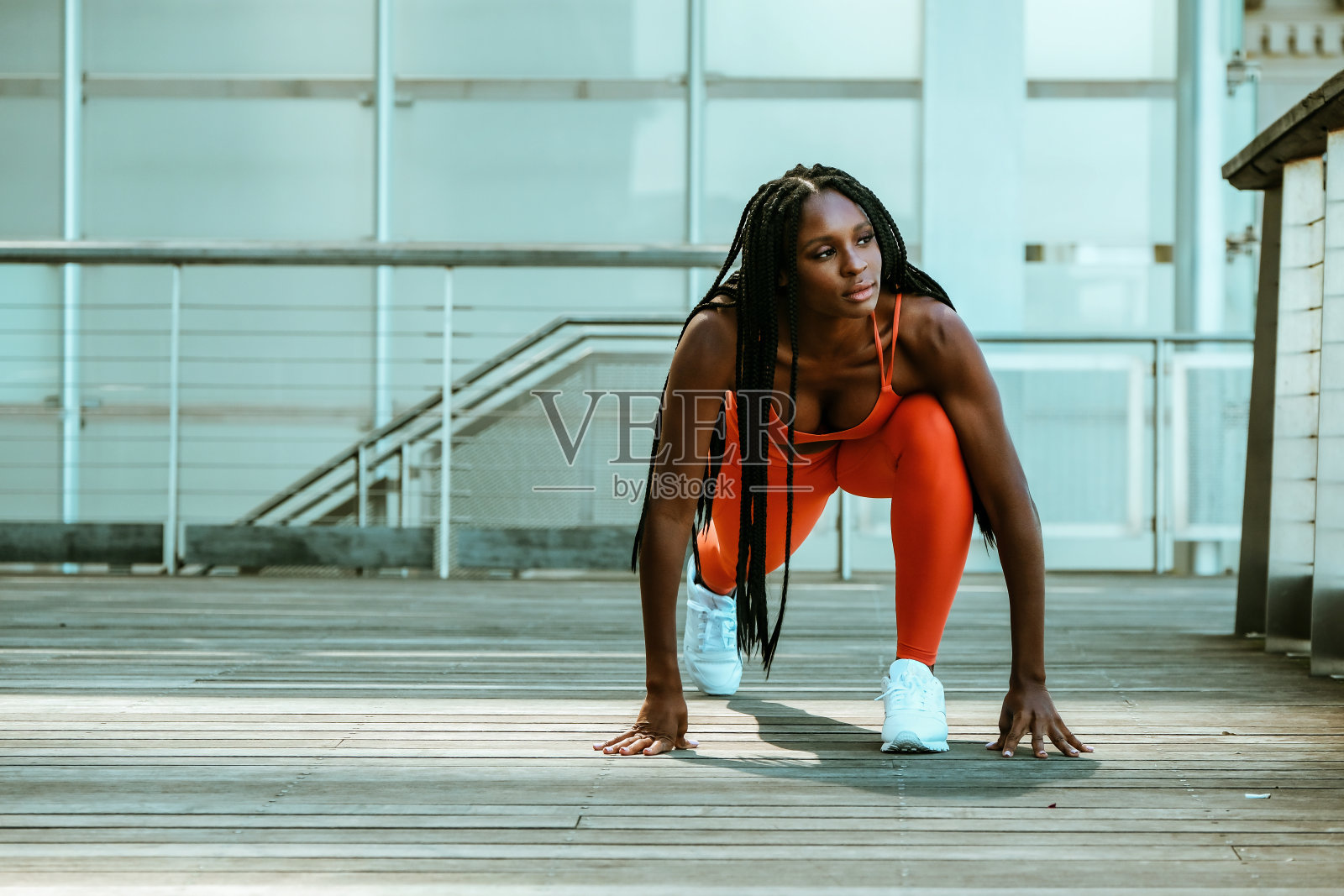 美丽的年轻女子跑步者户外运动服装伸展照片摄影图片