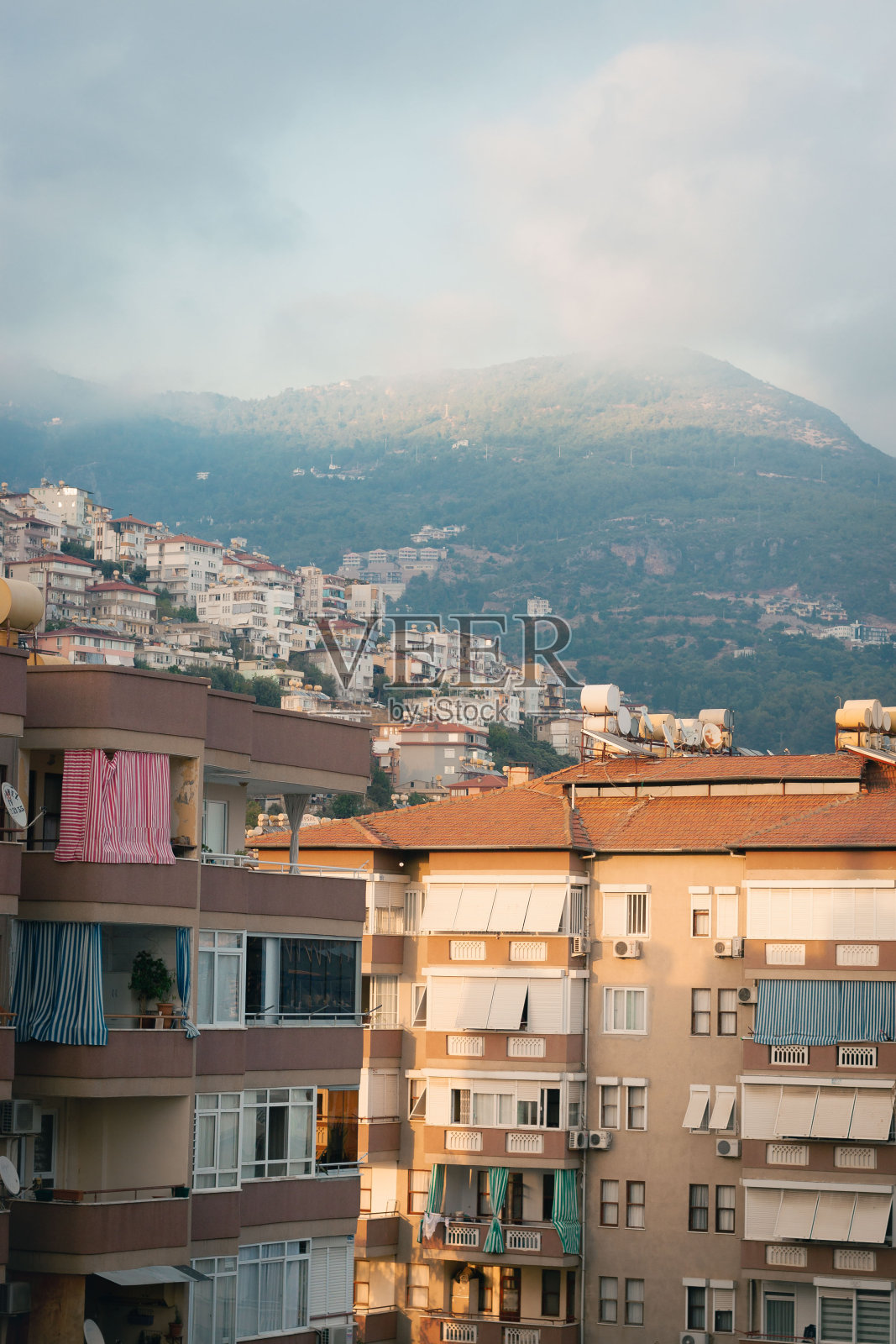 山上散布着许多房屋。乌云，雾，风暴即将来临。土耳其,Alanya照片摄影图片