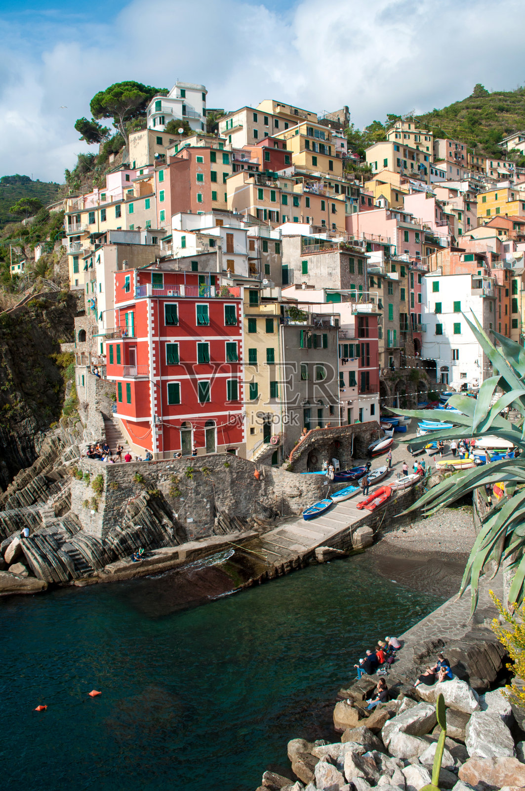 意大利Riomaggiore的海港，海边有五颜六色的房屋(Cinque Terre area)照片摄影图片