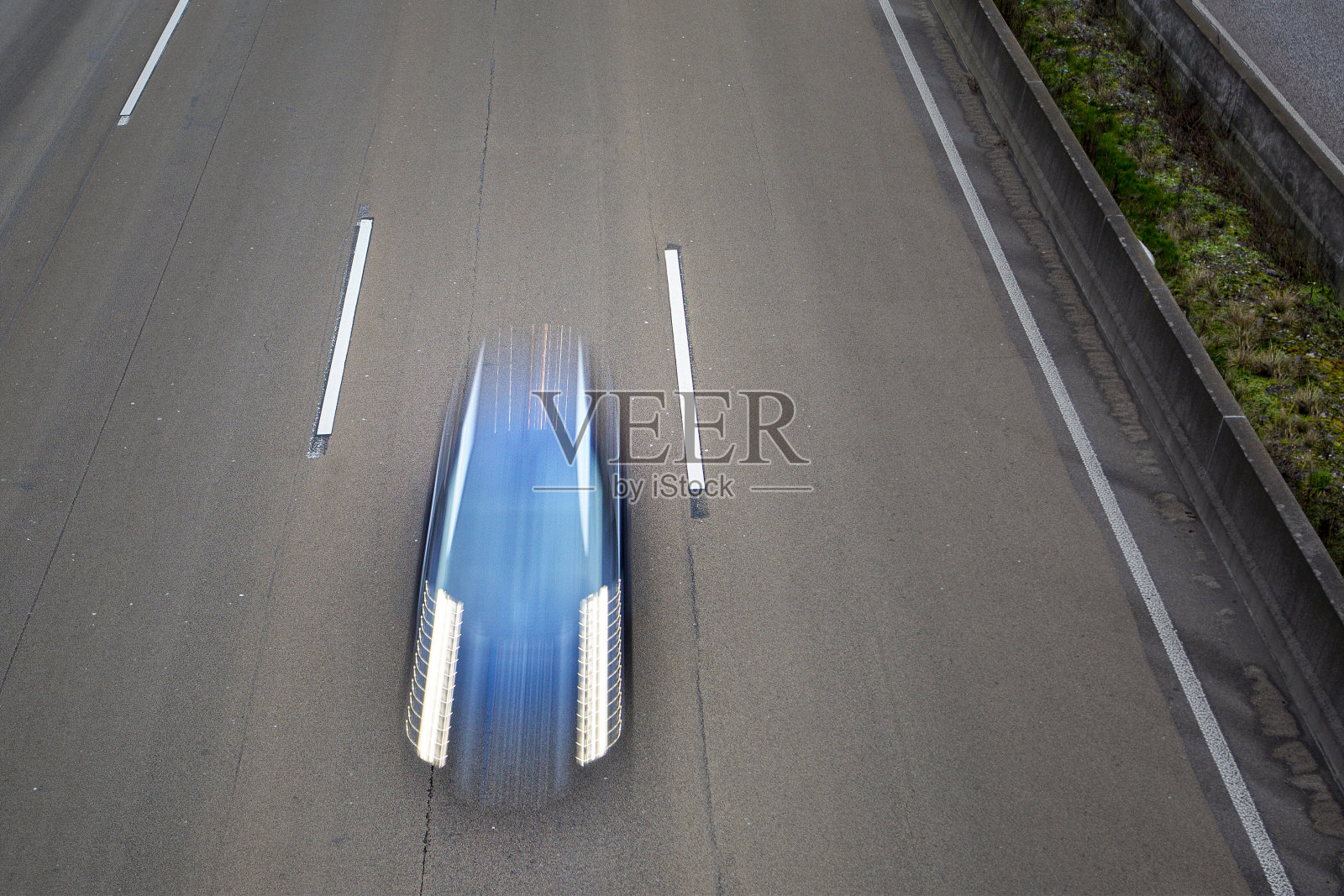 德国高速公路——黄昏时从桥上俯瞰，动态模糊照片摄影图片