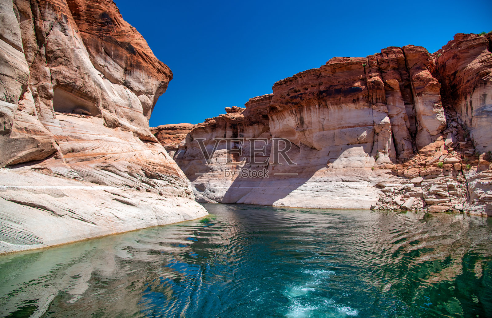 沿着鲍威尔湖巡航。在亚利桑那州的格伦峡谷国家休闲区，从船上看到狭窄的，悬崖林立的峡谷。照片摄影图片
