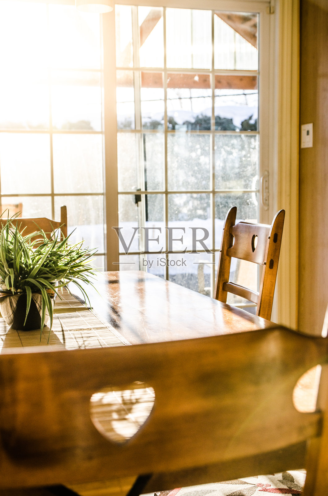 餐厅里有桌椅照片摄影图片