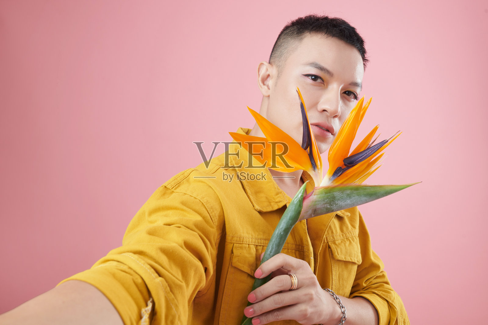 和花自拍的男人照片摄影图片