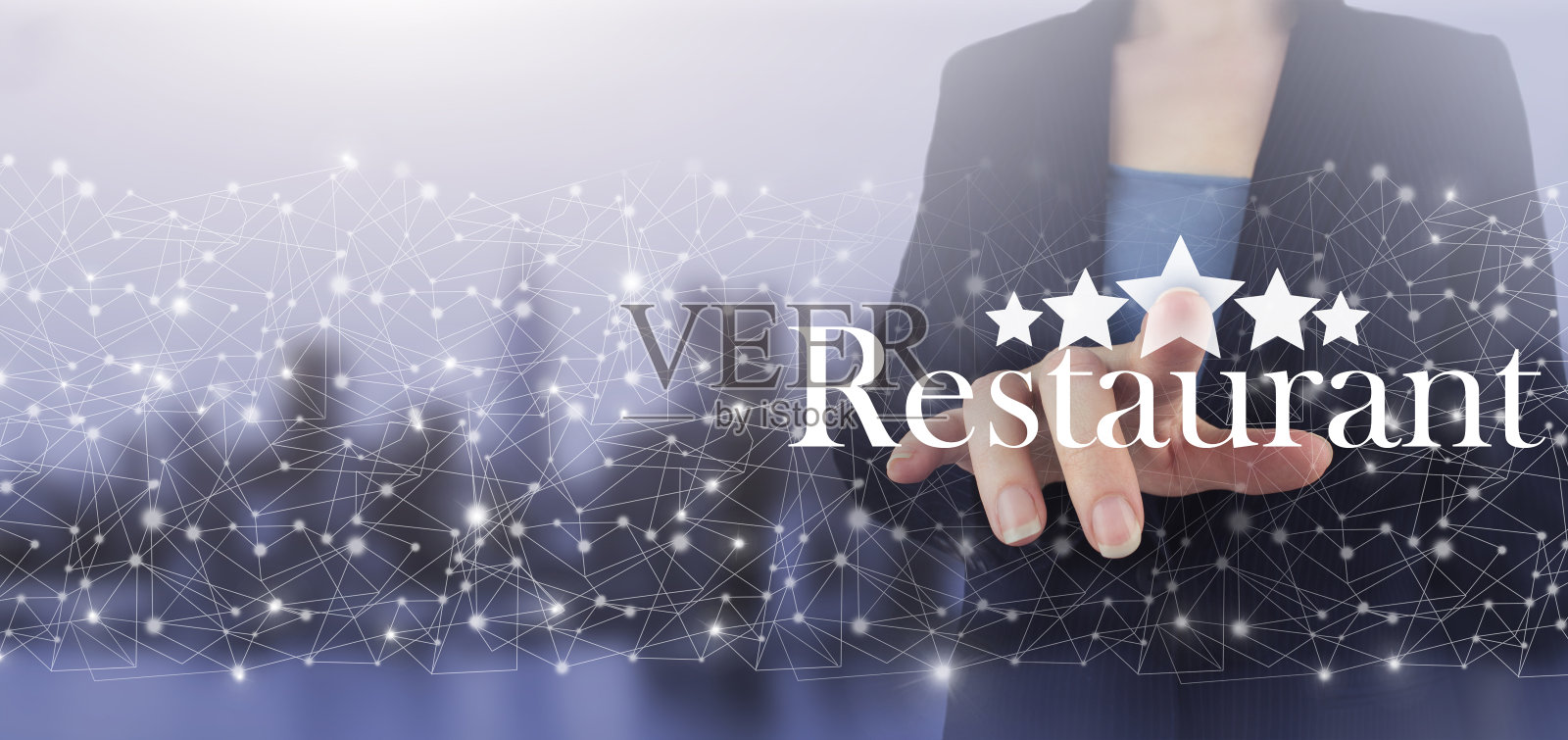 客户体验的概念。手触控数码屏幕全息五星标志与文字餐厅在城市灯光模糊背景。审查,评级,满意照片摄影图片