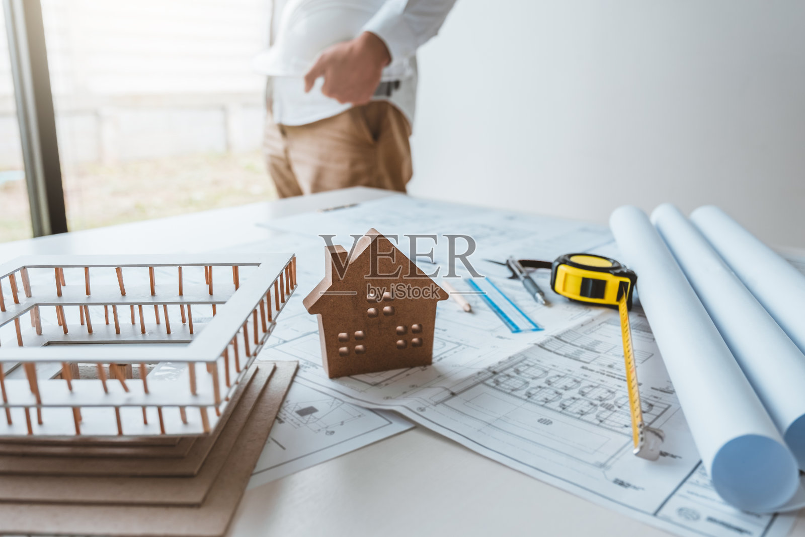 负责办公室建筑项目的绘图、规划和会议照片摄影图片